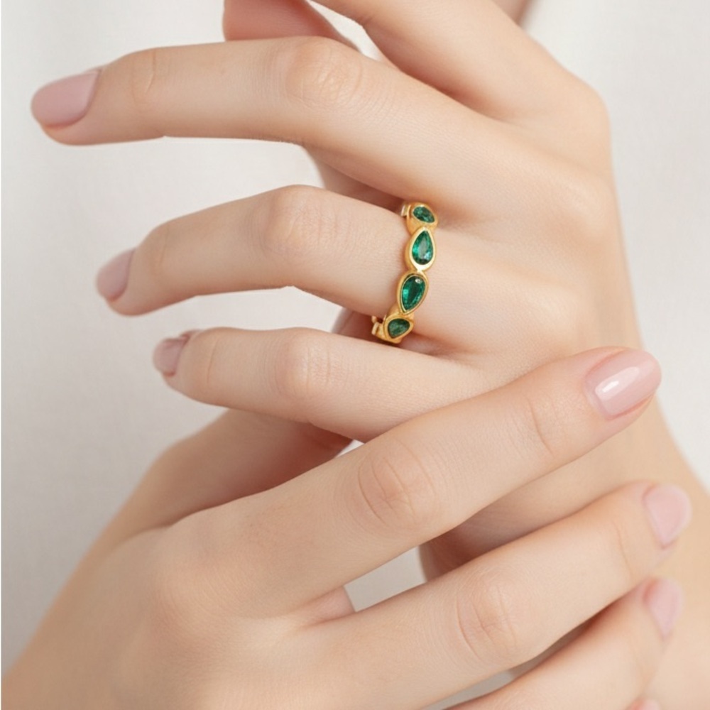 NEW Elegant Dainty 18K Plated Gold Eternity Band Ring With Green Gemstone Size 7